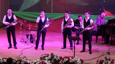 Фото с концерта "Самой милой, дорогой". 8 марта, выступал ансамбль "Мерей"