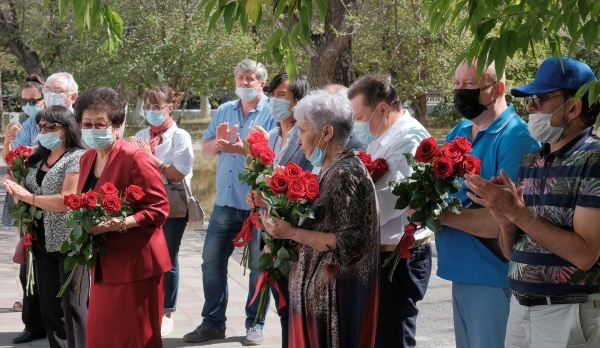 27 августа 2021 года на здании Концертного зала "Шалкыма" была открыта мемориальная доска Заслуженному деятелю Казахстана Болату Сыздыкову