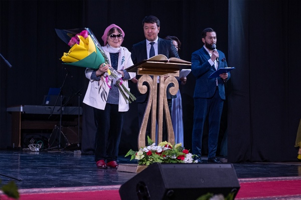 На Аллее звезд состоялось торжественное открытие таблички с именем Сыдыка Мухамеджанова