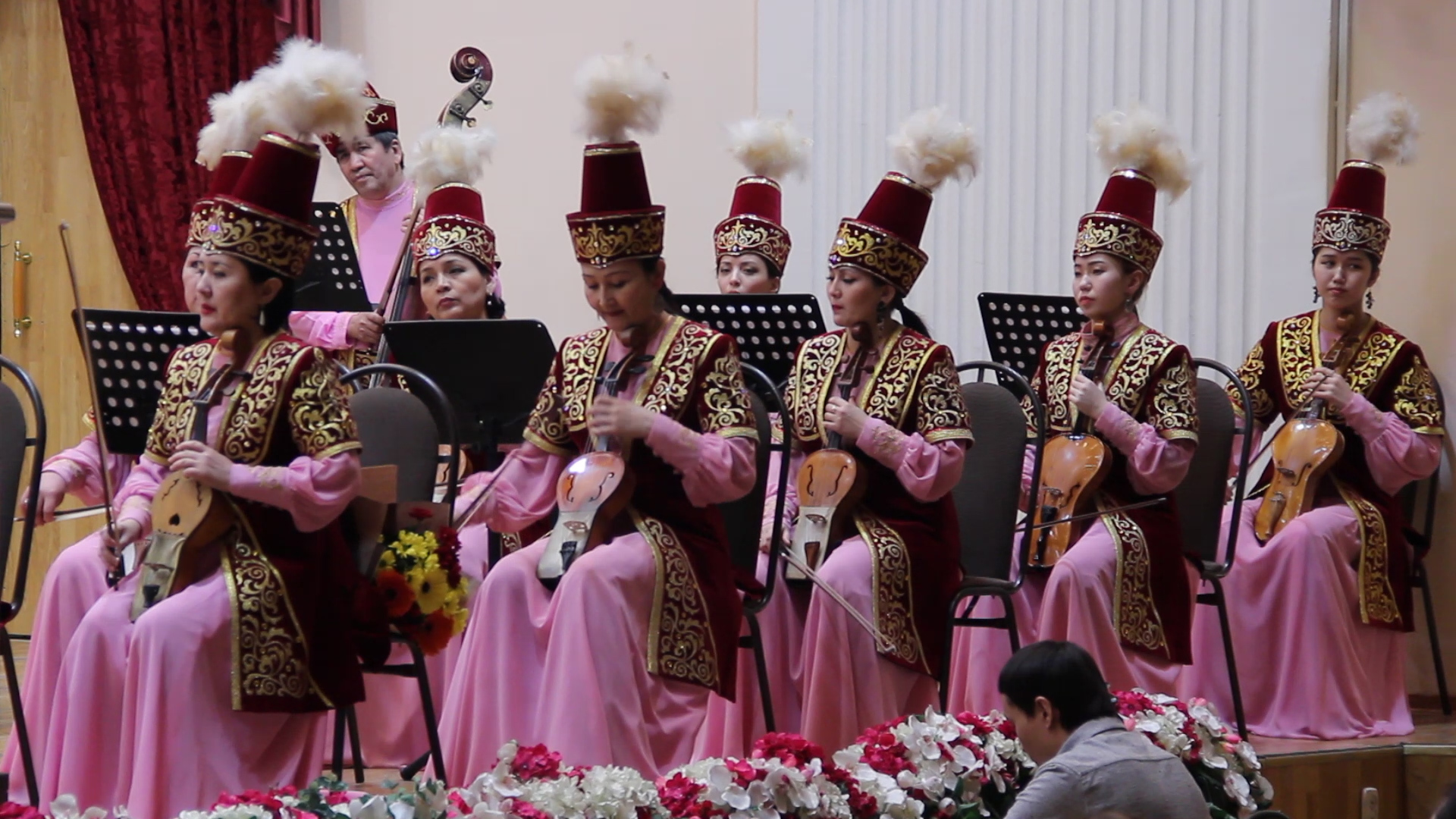 Казахские песни название. Кюй Сарыжайлау Таттимбета. Казахский народный ансамбль. Оркестр казахских народных инструментов. Казахская музыкальная культура.