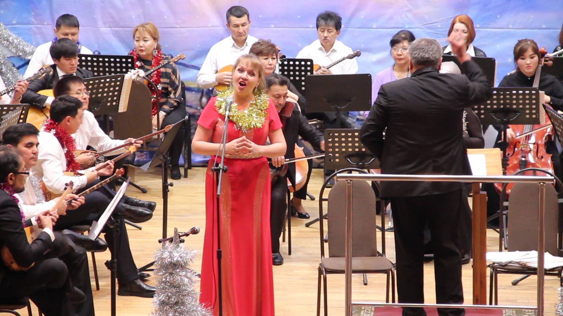 Фото с концерта 24 декабря 2017 г. "Новогодний серпантин", выступал Академический оркестр им. Таттимбета 