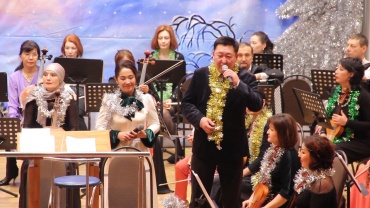 Фото с концерта 24 декабря 2017 г. "Новогодний серпантин", выступал Академический оркестр им. Таттимбета 