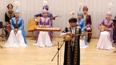19 сентября в к/з "Шалкыма" "Арқа сазы" и "Аққу" повторили программу, представленную во Франции на фестивале "Du Sud"