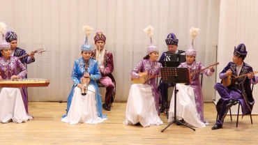 19 сентября в к/з "Шалкыма" "Арқа сазы" и "Аққу" повторили программу, представленную во Франции на фестивале "Du Sud"