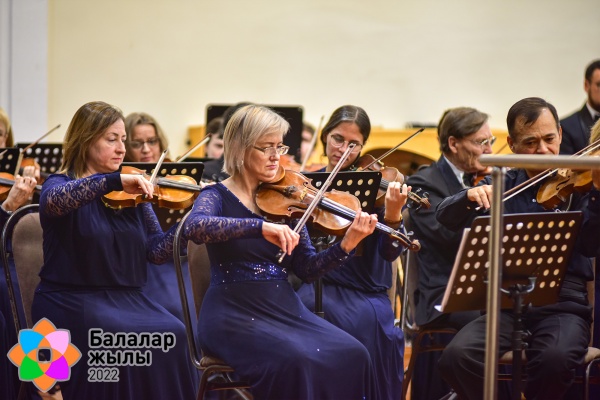 В концертном зале «Шалкыма» 23 октября 2022 года состоялся воскресный концерт для детей и взрослых Карагандинского академического симфонического оркестра им.Е.Рахмадиева