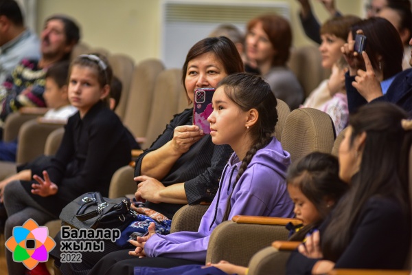 В концертном зале «Шалкыма» 23 октября 2022 года состоялся воскресный концерт для детей и взрослых Карагандинского академического симфонического оркестра им.Е.Рахмадиева